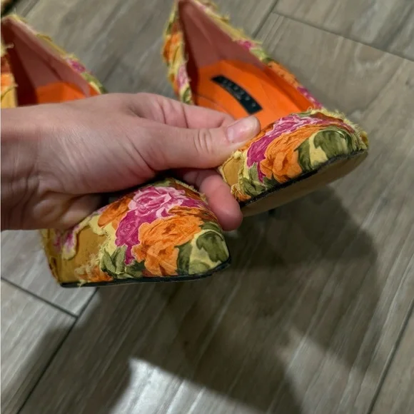 Laundry by Shelli Segal silk floral pumps size 7.5 - Picture 5 of 9